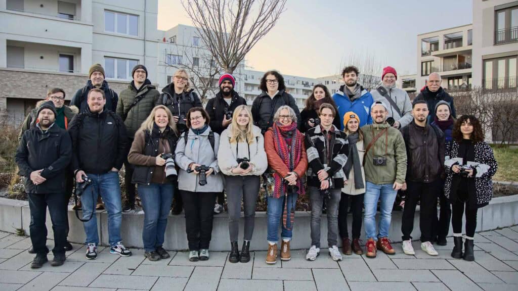Teilnehmer*innen beim Fotowalk Ludwigshafen am Rheinufer beim Gruppenbild