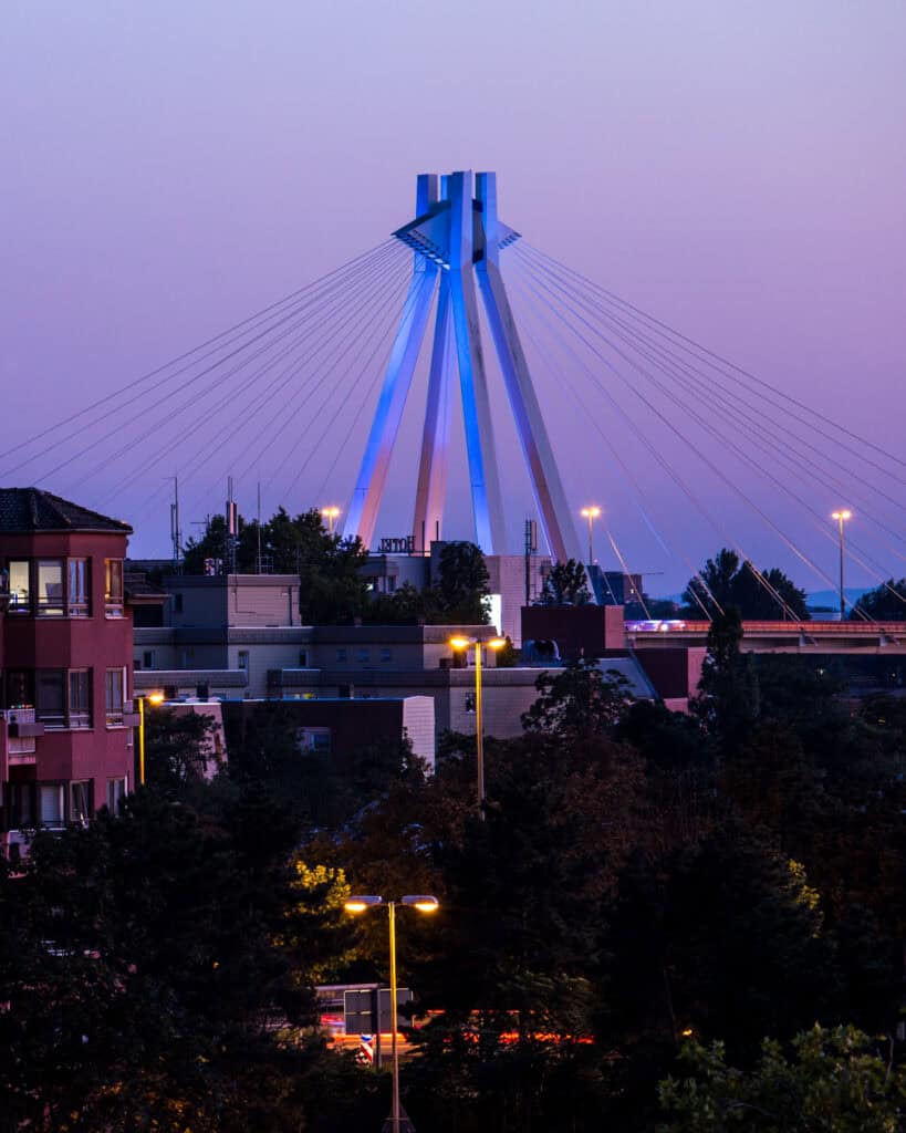 Pylonbrücke bei Nacht bedeutete blau