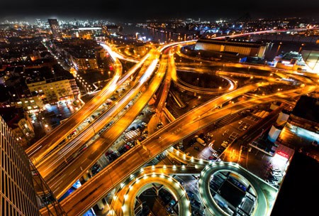 Hochstraße Nord in Ludwigshafen bei Nacht vom Dacht des Rathauscenters fotografiert.