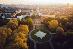 Der Ebertpark von oben als Drohnenbild. Im Hintergrund die Ebertsiedlung und die BASF