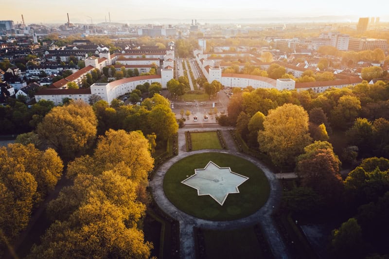 Der Ebertpark von oben als Drohnenbild. Im Hintergrund die Ebertsiedlung und die BASF