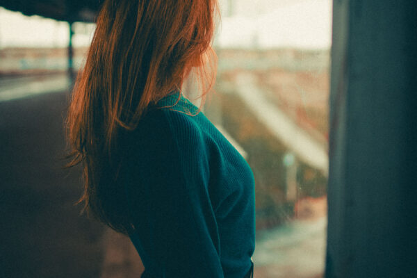 Lu.lebt! LUScene Gizem Shooting schaut aus dem Fenster