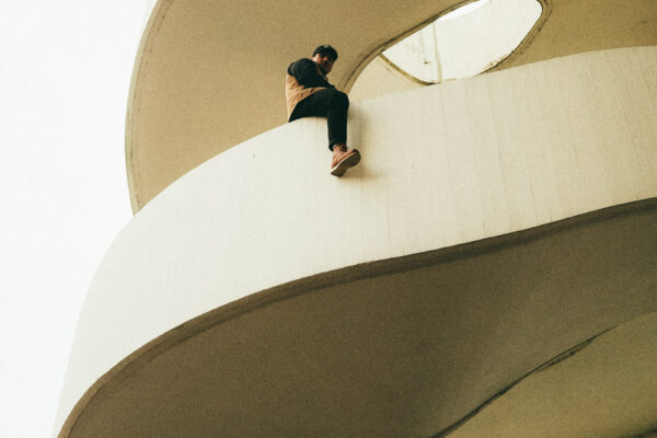 Lu.lebt! LUScene Niko Shooting am HBF sitzend auf der Wendeltreppe