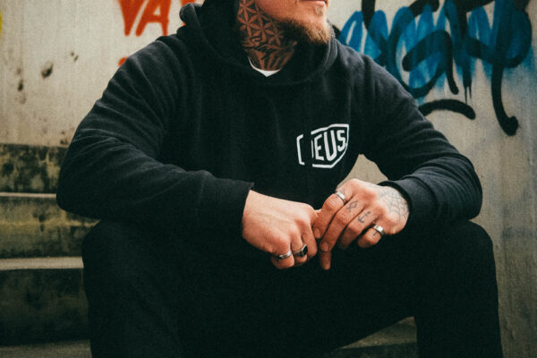 Lu.lebt! LUScene Niko Shooting am HBF sitzend mit Basecap