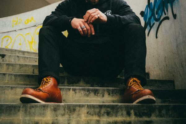 Lu.lebt! LUScene Niko Shooting am HBF sitzend mit Redwings Schuhen von Schuh Keller