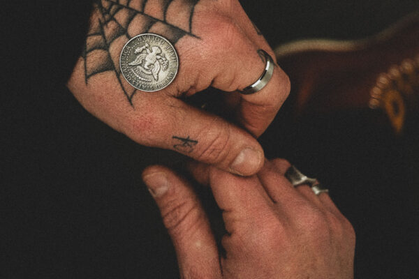 Hände mit Tattoo und Dollar