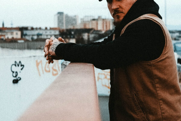 Lu.lebt! LUScene Niko Shooting am HBF sitzend mit Redwings Schuhen von Schuh Keller