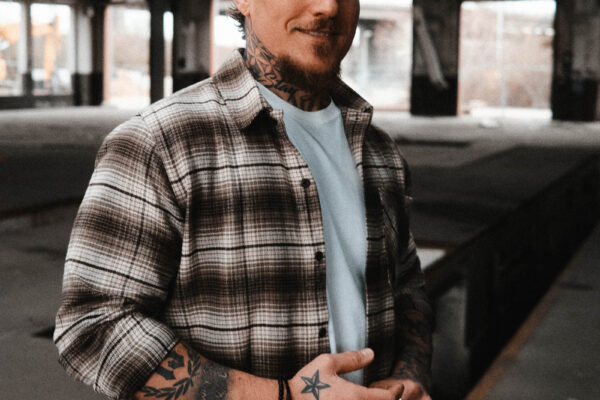 Lu.lebt! LUScene Niko Shooting am HBF in alter Lagerhalle im DICKIES Hemd