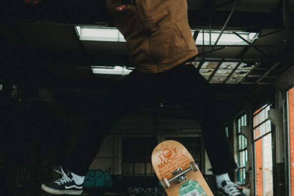 Lu.lebt! LUScene Niko Shooting am HBF in alter Lagerhalle mit Skateboard