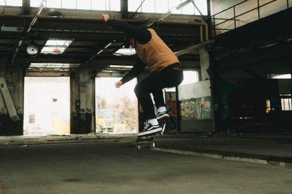 Lu.lebt! LUScene Niko Shooting am HBF in alter Lagerhalle mit Skateboard.