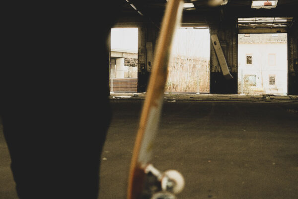 Lu.lebt! LUScene Niko Shooting am HBF in alter Lagerhalle mit Skateboard