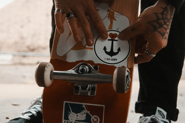 Lu.lebt! LUScene Niko Shooting am HBF in alter Lagerhalle klebt einen Lu.lebt! Sticker auf sein Skateboard