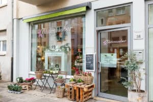Blütenzauber Ludwigshafen Schaufenster mit Deko und Pflanzen