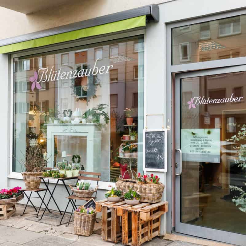 Blütenzauber Ludwigshafen Schaufenster mit Deko und Pflanzen