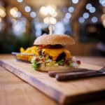 Hamburger mit Pommes und warmen Hintergrund Licht im Genkidama Ludwigshafen