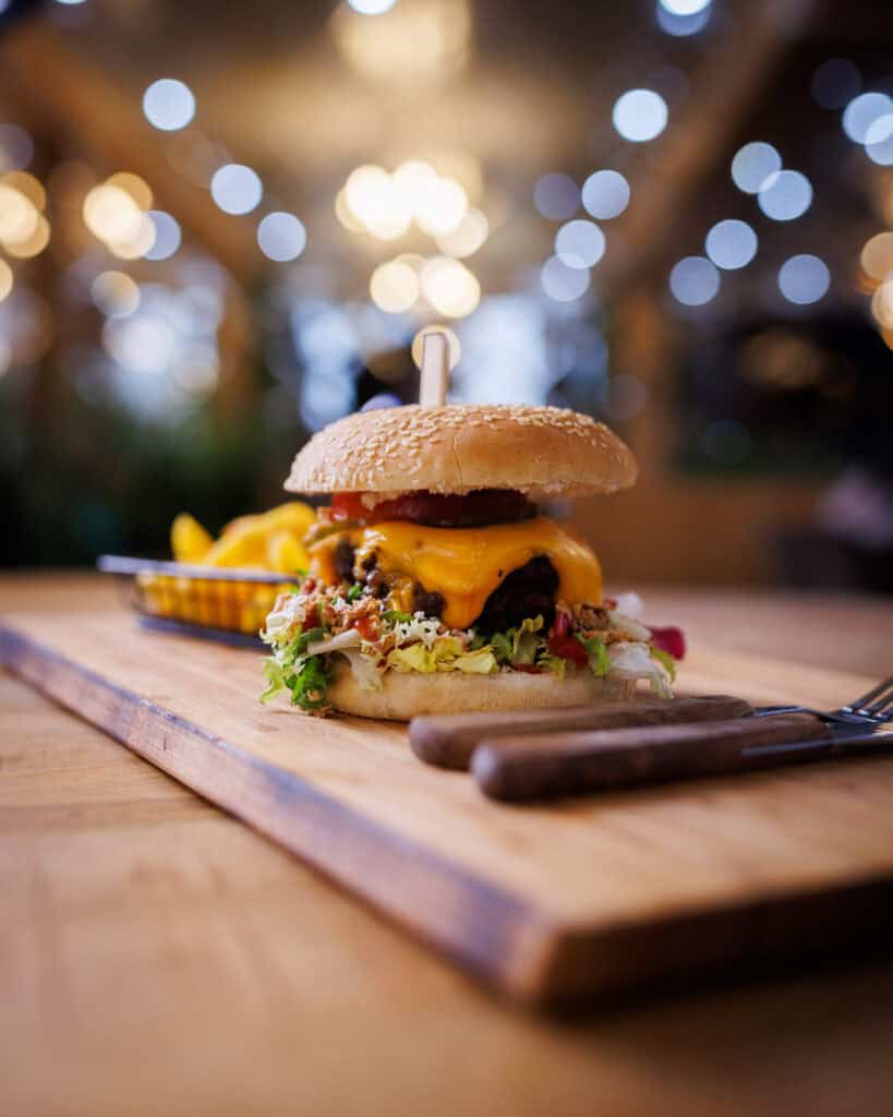 Hamburger mit Pommes und warmen Hintergrund Licht im Genkidama Ludwigshafen