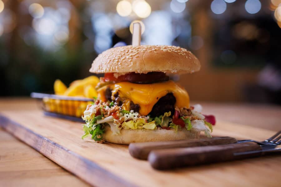 Hamburger mit Pommes und warmen Hintergrund Licht im Genkidama Ludwigshafen