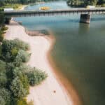 Pfingstweide Rheinstrand mit 2 Menschen aus der Luft mit der Theodor-Heuss-Bruecke im Hintergrund