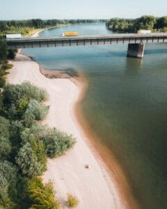 Pfingstweide Rheinstrand mit 2 Menschen aus der Luft mit der Theodor-Heuss-Bruecke im Hintergrund