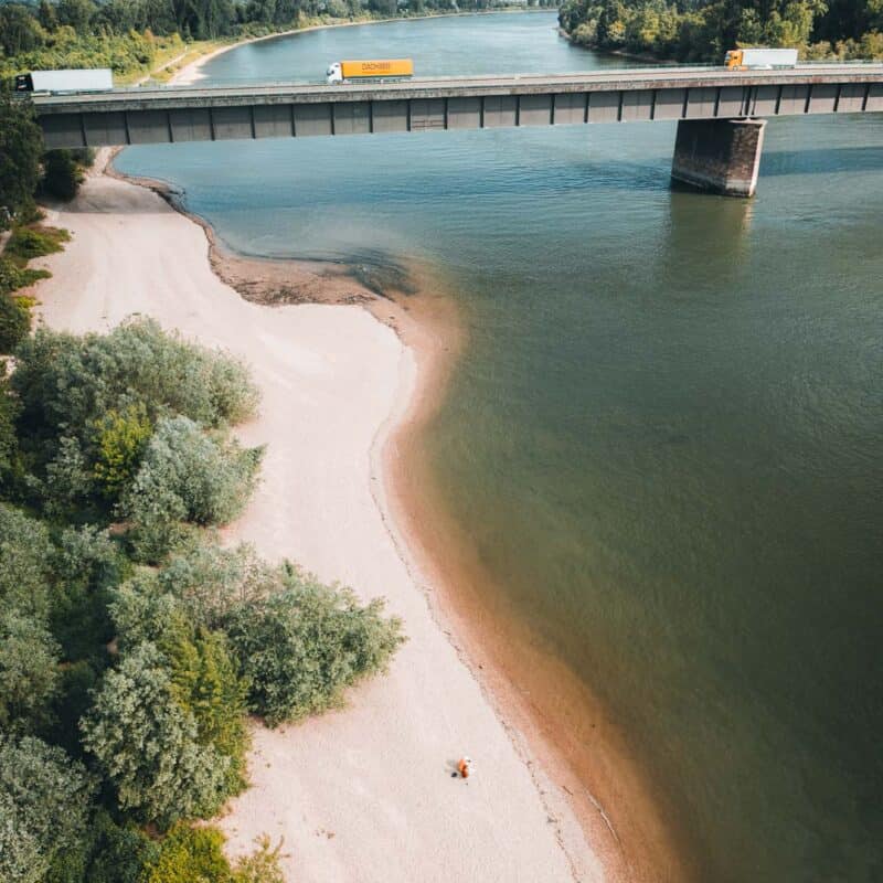 Pfingstweide Rheinstrand mit 2 Menschen aus der Luft mit der Theodor-Heuss-Bruecke im Hintergrund
