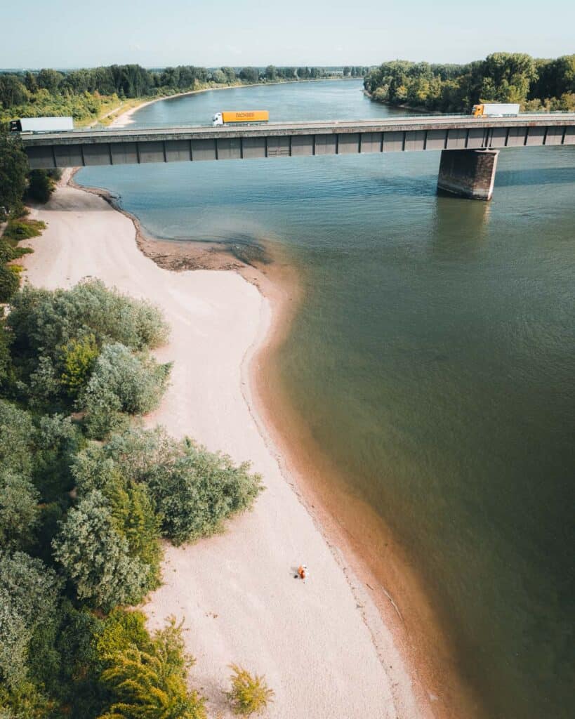 Pfingstweide Rheinstrand mit 2 Menschen aus der Luft mit der Theodor-Heuss-Bruecke im Hintergrund