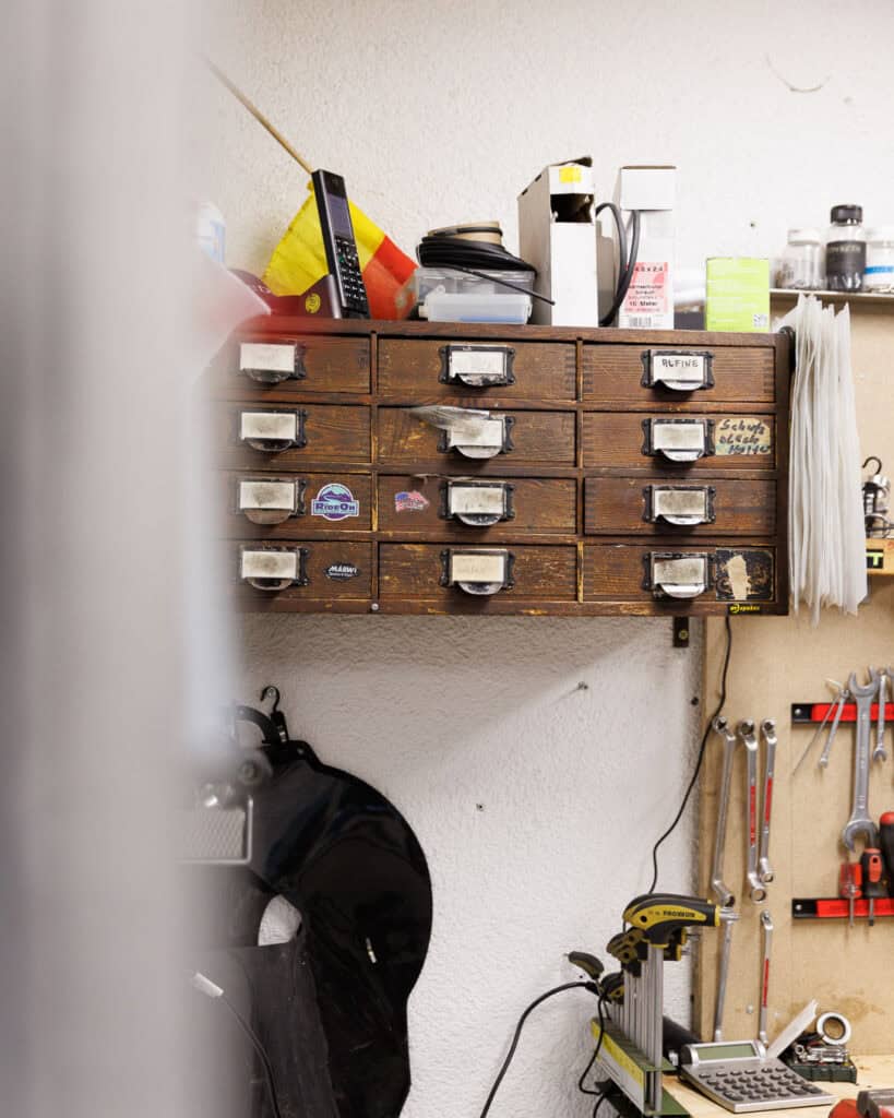 Radsport Fecht Werkstatt_Feeling mit alten Holzschubladen in der Werkstatt bei Radsport Fecht