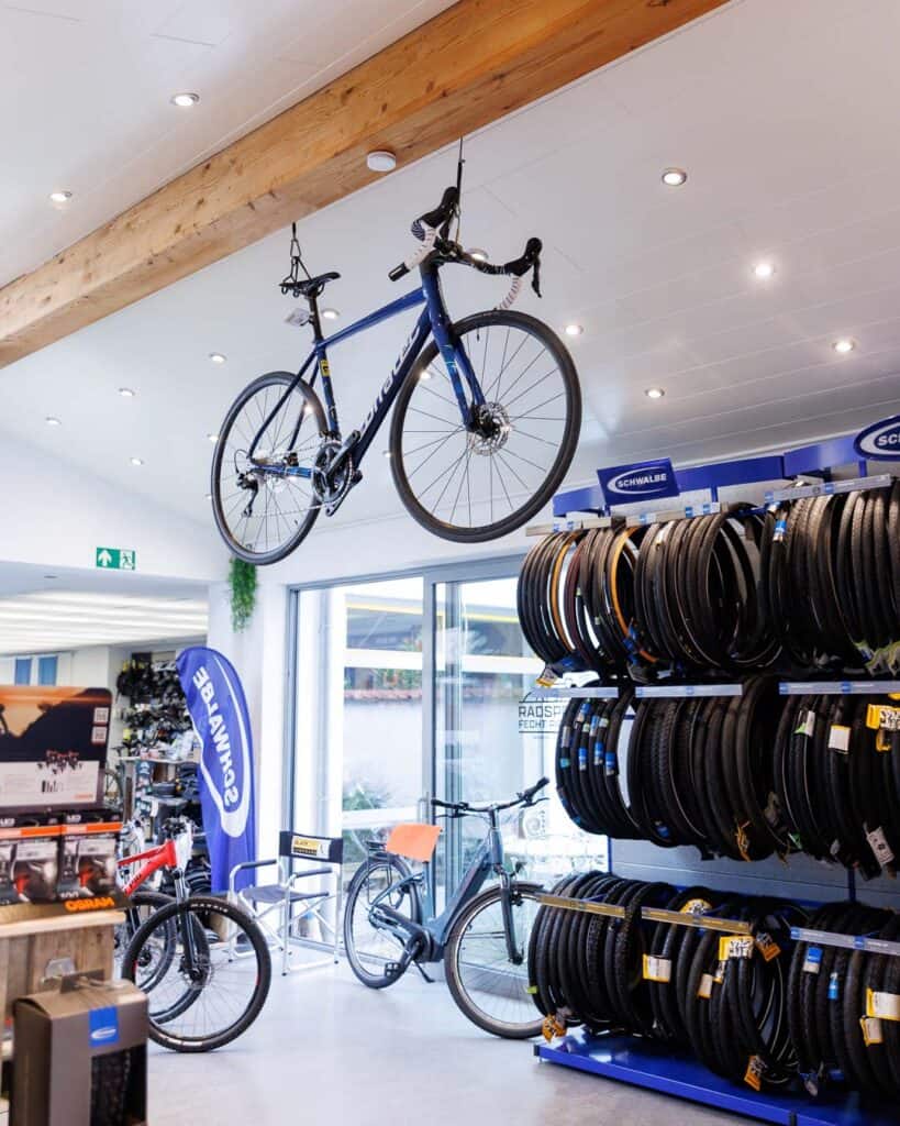 Radsport Fecht Rennrad hängt an der Decke bei Radsport Fecht