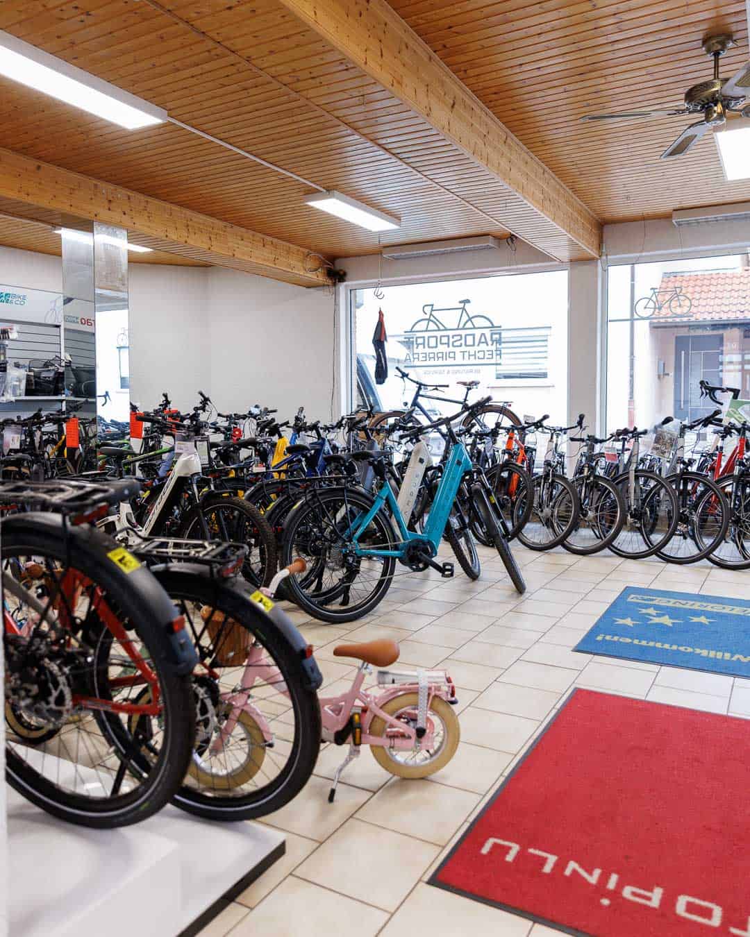 Radsport Fecht Verkaufsraum mit E-Bikes