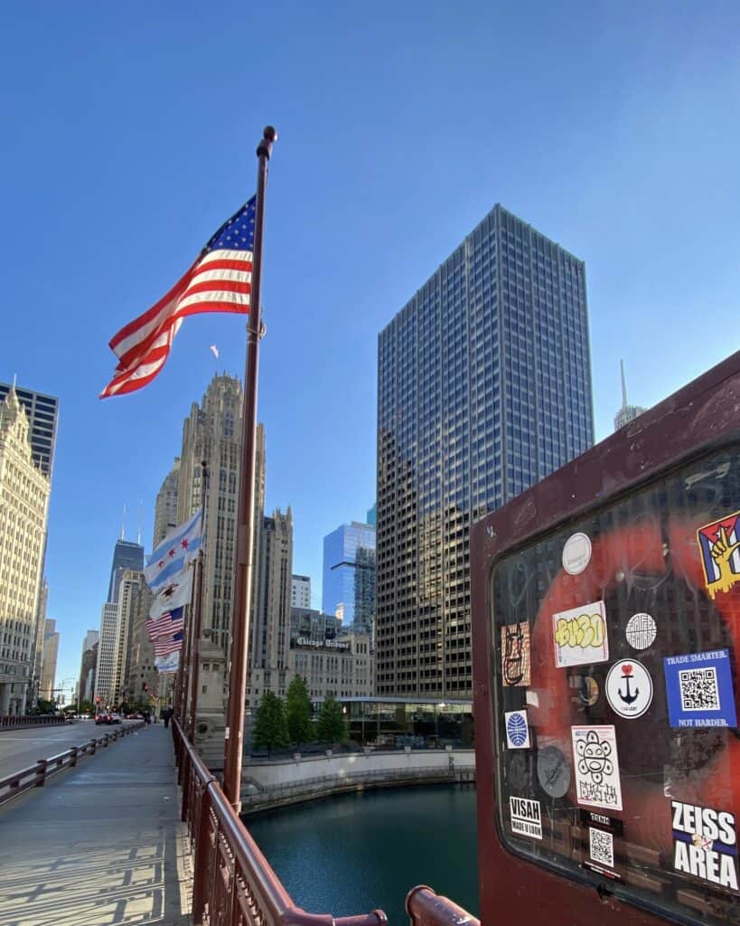 Ein Lu.lebt! Sticker hängt un den USA vor einer Amerikanischen Flagge