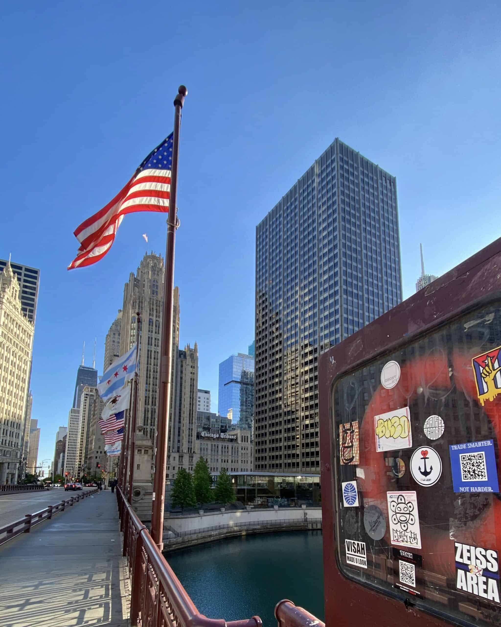Ein Lu.lebt! Sticker hängt un den USA vor einer Amerikanischen Flagge