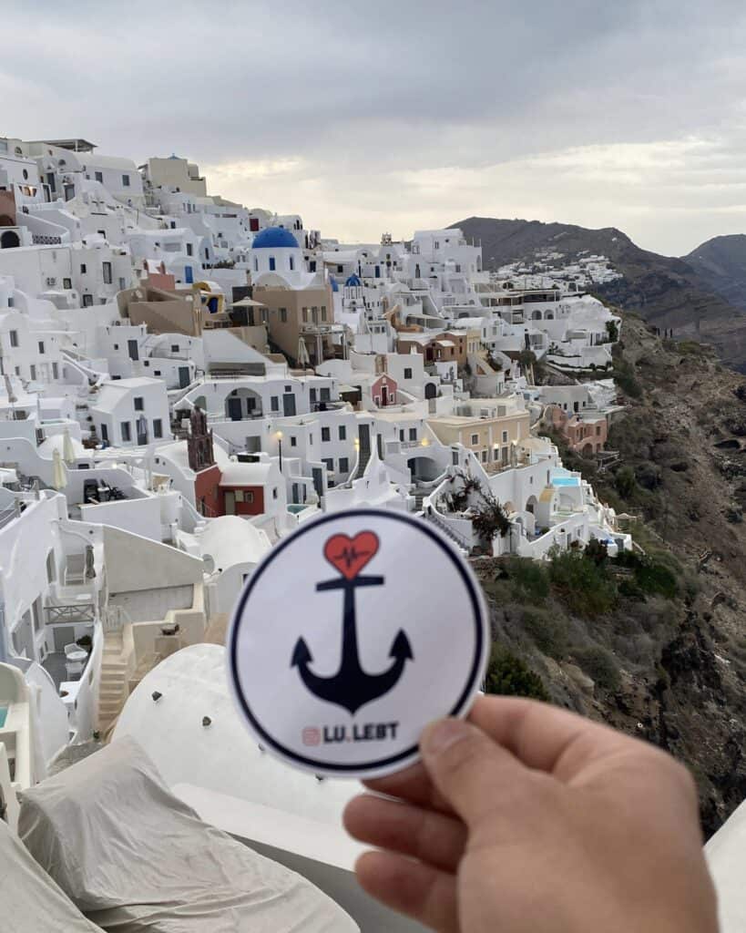Ein Lu.lebt! Sticker hängt in Santorini Griechenland