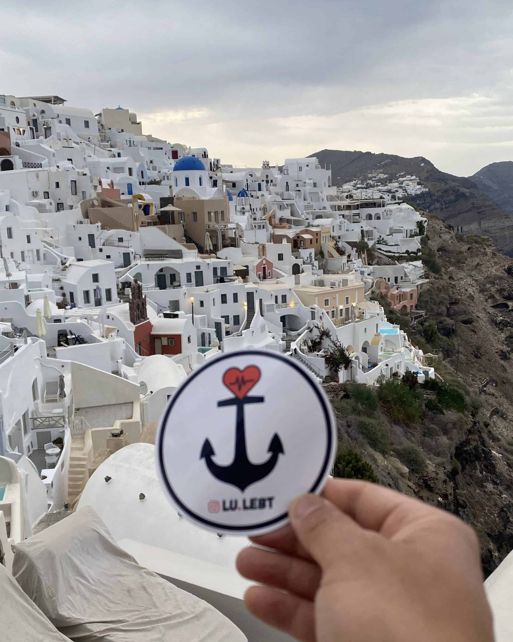 Ein Lu.lebt! Sticker hängt in Santorini Griechenland