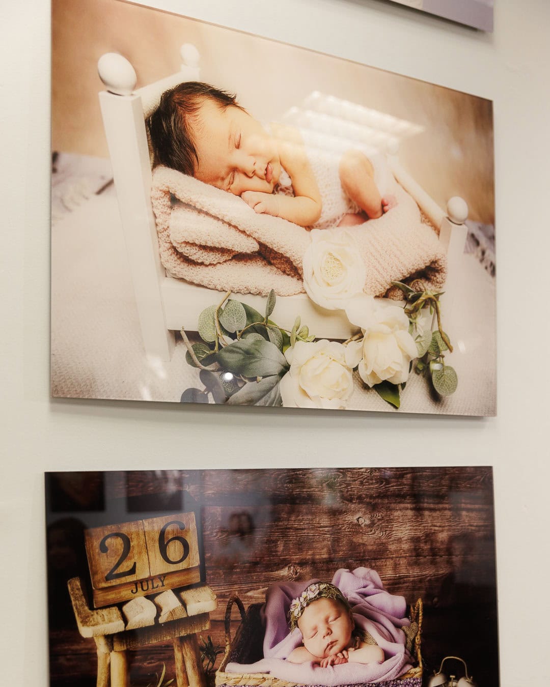 Newborn Bilder an der Wand im Fotostudio Backofen in Ludwigshafen