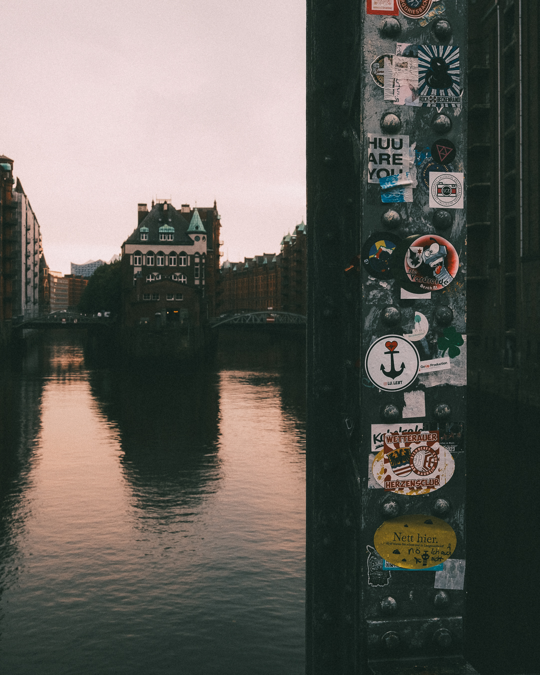 Lu.lebt! Sticker hängt in der Speicherstadt Hamburg