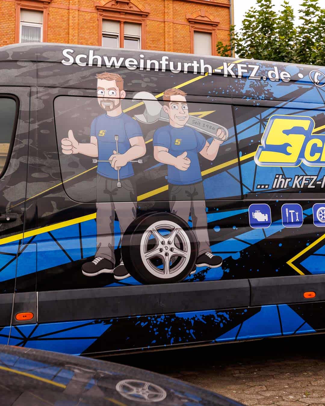 Daniel und Markus Schweinfurth als Karikatur auf einem Firmenbus