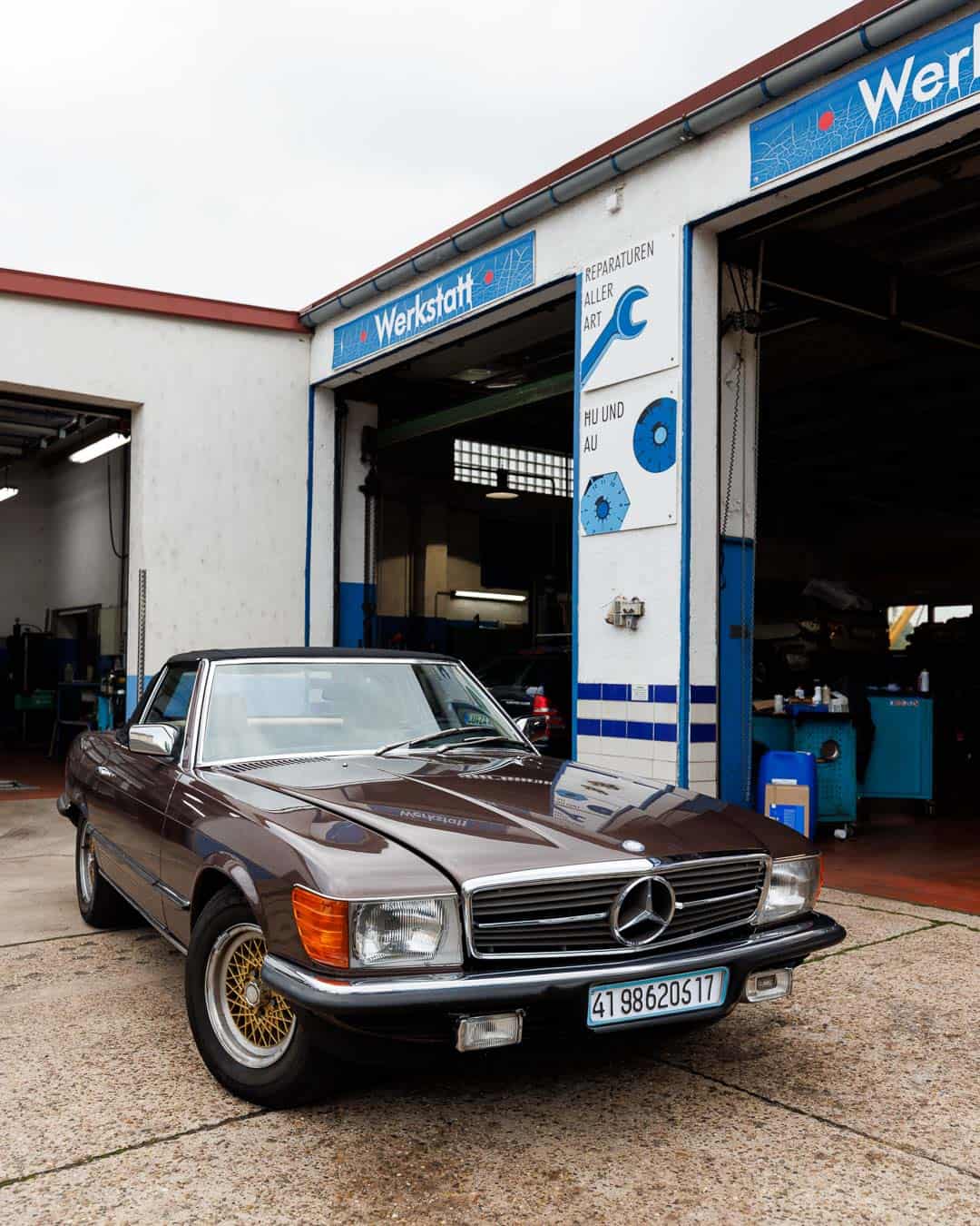 Ein alter Mercedes Benz SL auf dem Hof von KFZ Schweinfurth