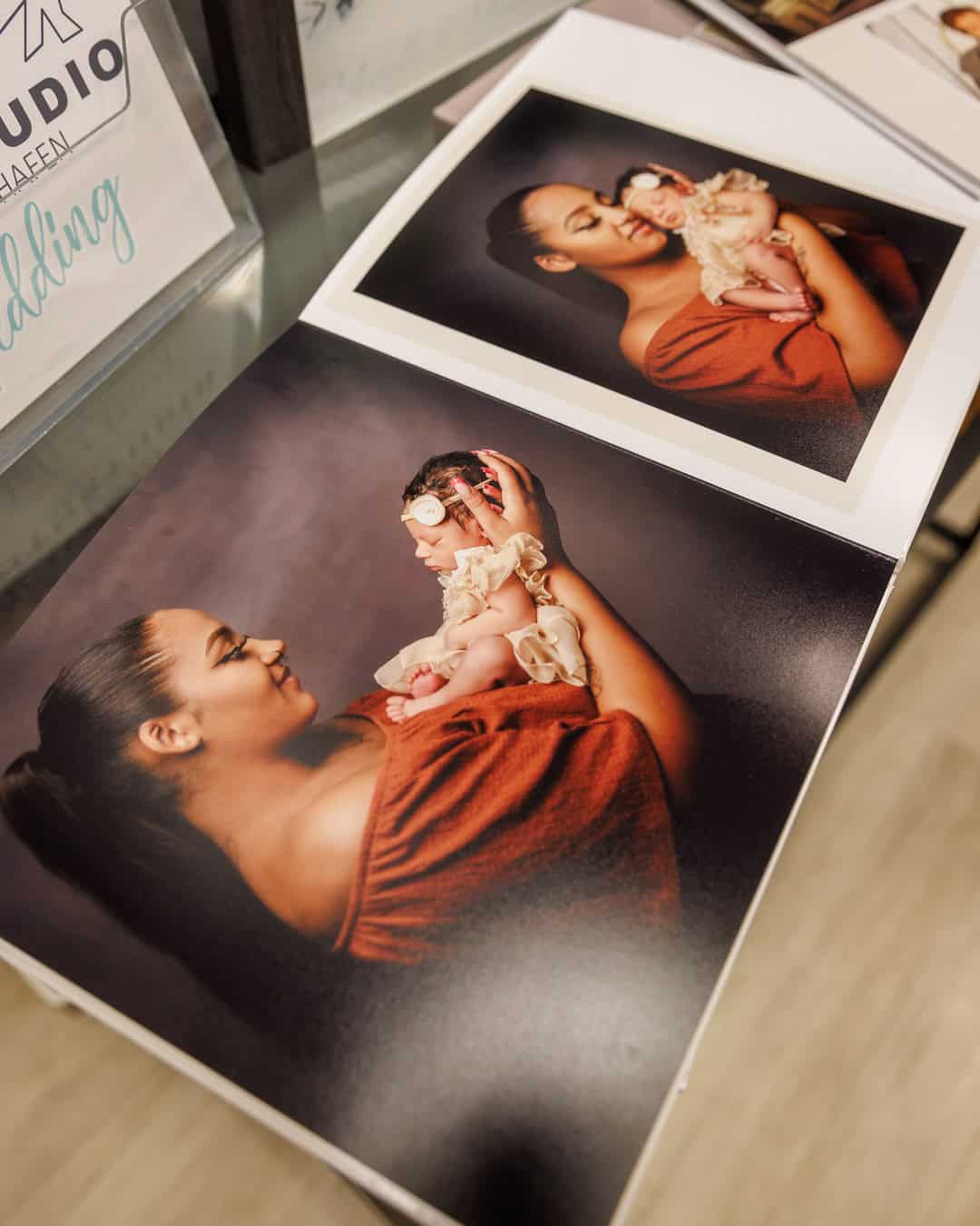 Ein Newborn Shooting in einem Fotobuch bei dem Fotostudio Backofen