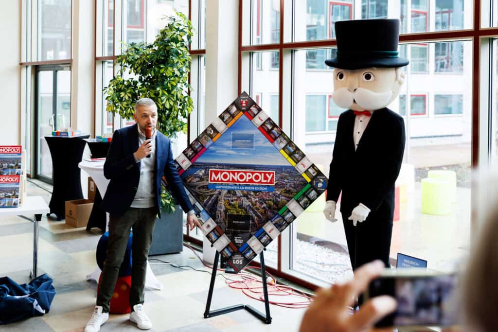 Das Spiel wird vorgestellt von zwei Mitarbeiterin der Spielefirma