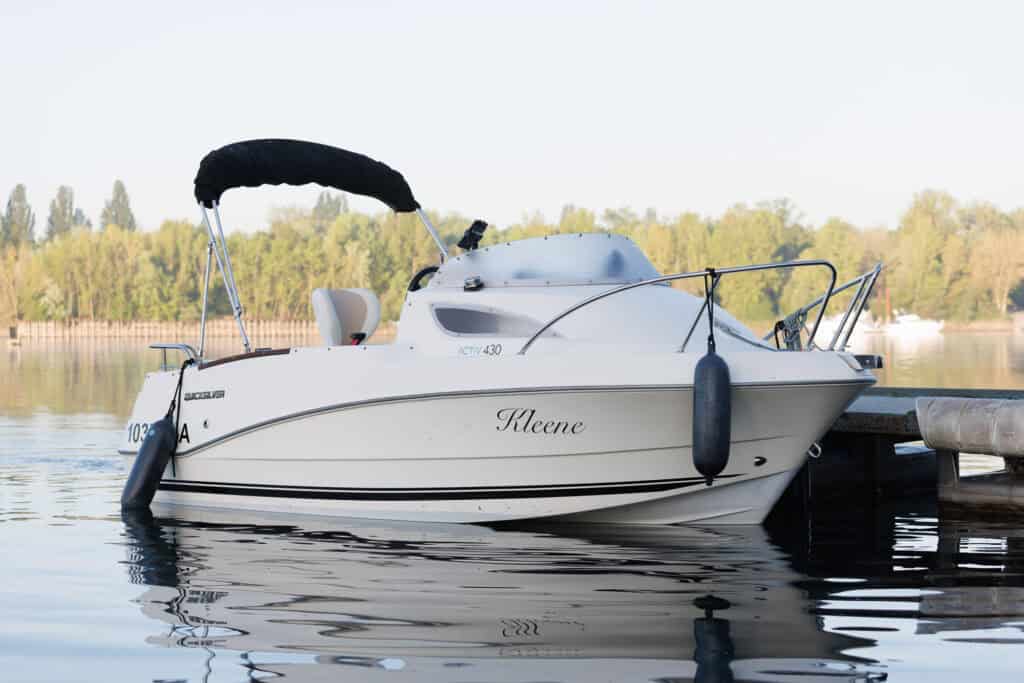 Das Schulungsboot Quicksilver Activ 430 liegt am Steg im Kiefweiher in Ludwigshafen