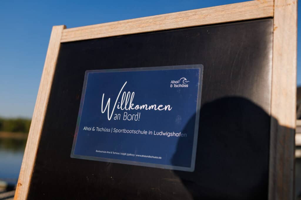 Willkommensschild mit dem Firmenlogo