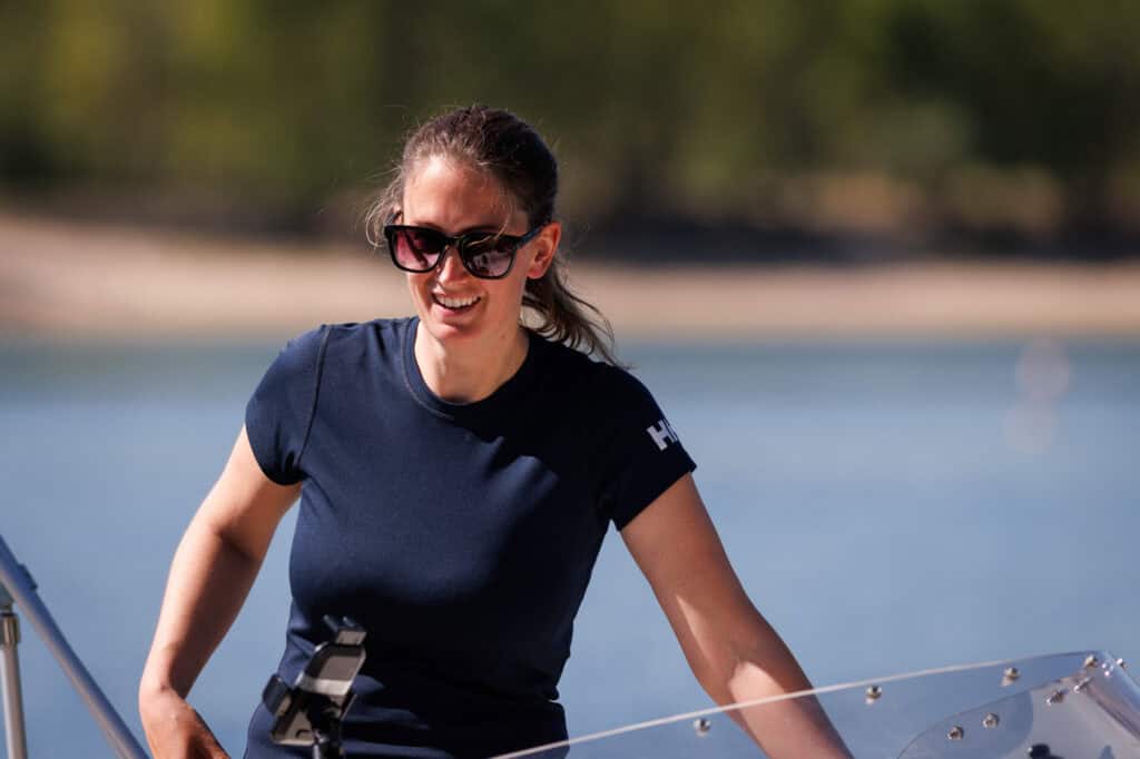 Dominique Spindler die Inhaberin der Bootsschule lacht auf dem Boot auf dem Wasser