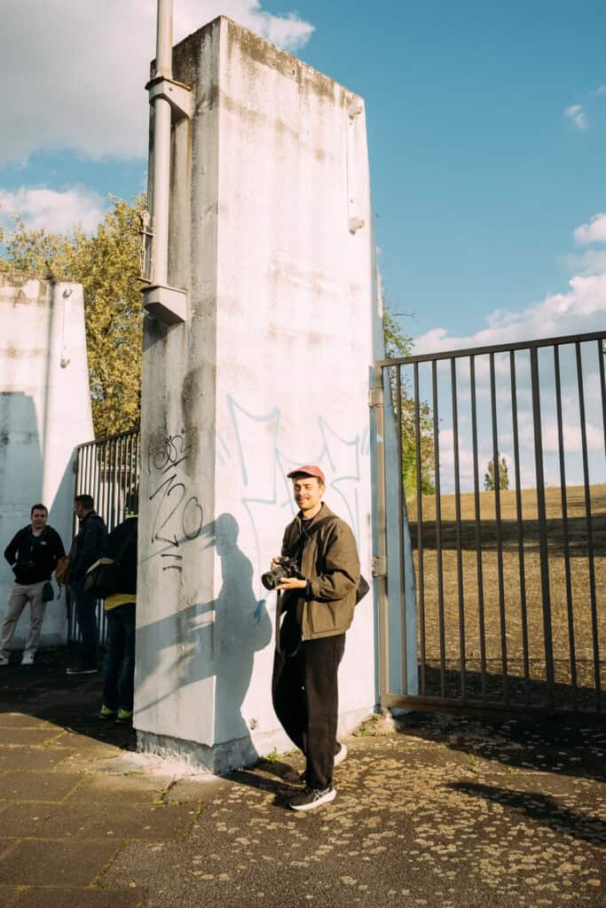 Der Fotograf Aljosha Wohlgemuth vor dem Südweststadion