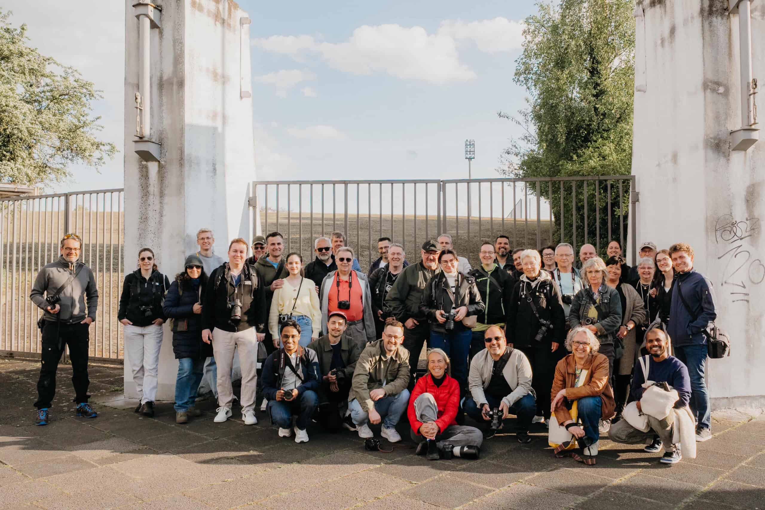 Gruppenbild FotoWalk vor dem Südweststadion