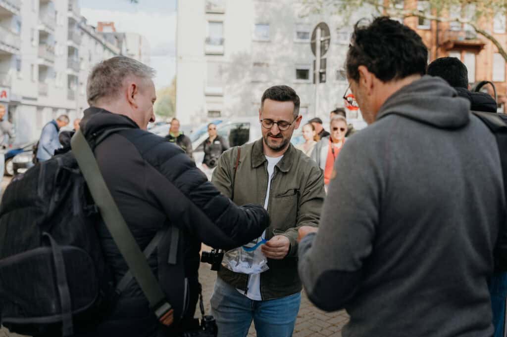 eranstalter David Teloke teilt die Farben aus für den ColorWalk
