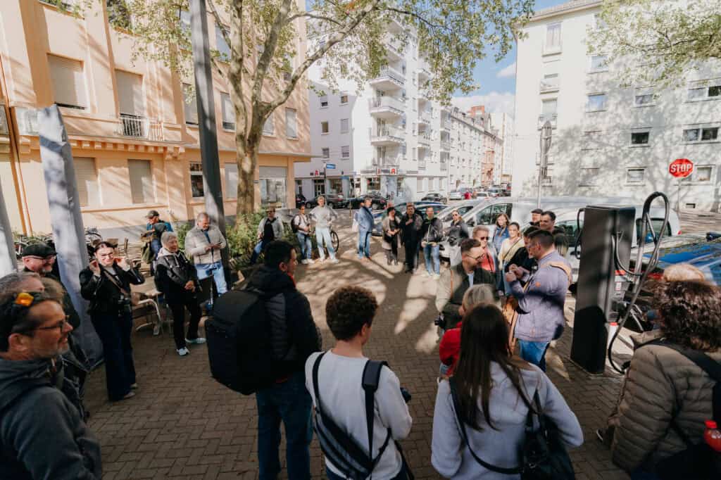 Gruppe des FotoWalks trifft sich und Veranstalter David Teloke teilt die Farben aus