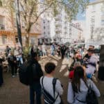 Gruppe des FotoWalks trifft sich und Veranstalter David Teloke teilt die Farben aus