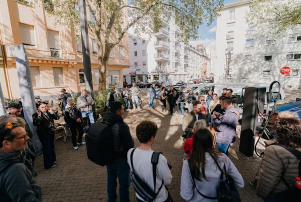 Gruppe des FotoWalks trifft sich und Veranstalter David Teloke teilt die Farben aus