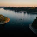Drohnenaufnahme des Schulungsbootes auf dem Rhein bei Ludwigshafen früh morgens bei Sonnenaufgang