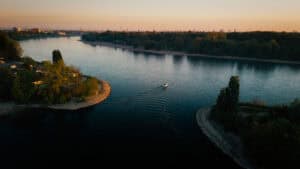 Drohnenaufnahme des Schulungsbootes auf dem Rhein bei Ludwigshafen früh morgens bei Sonnenaufgang