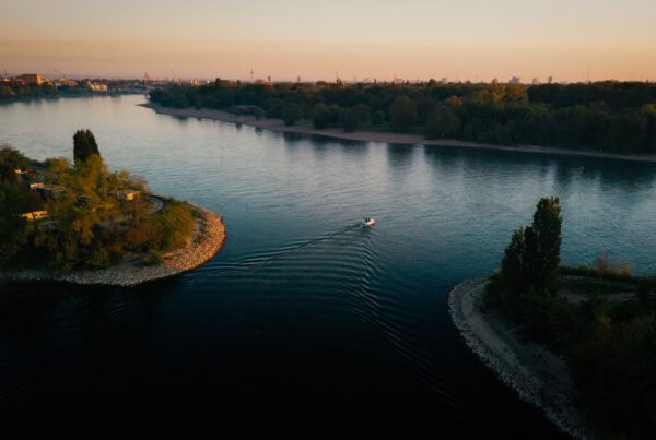 Drohnenaufnahme des Schulungsbootes auf dem Rhein bei Ludwigshafen früh morgens bei Sonnenaufgang